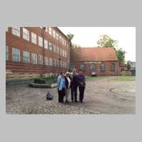 111-1263 Mittelschule Wehlau 2004 - Von links Frau Sinatowa, Frau Kenzler, Herr Borkmann und Frau Stekarowa.JPG